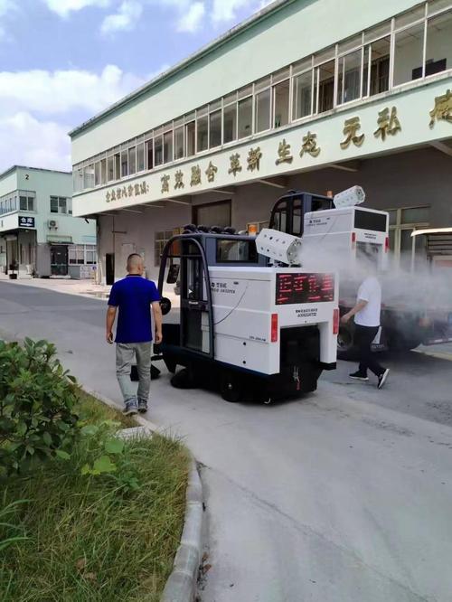 「震惊」工厂保洁阿姨竟然用它偷懒?电动扫地车真实体验大揭秘!